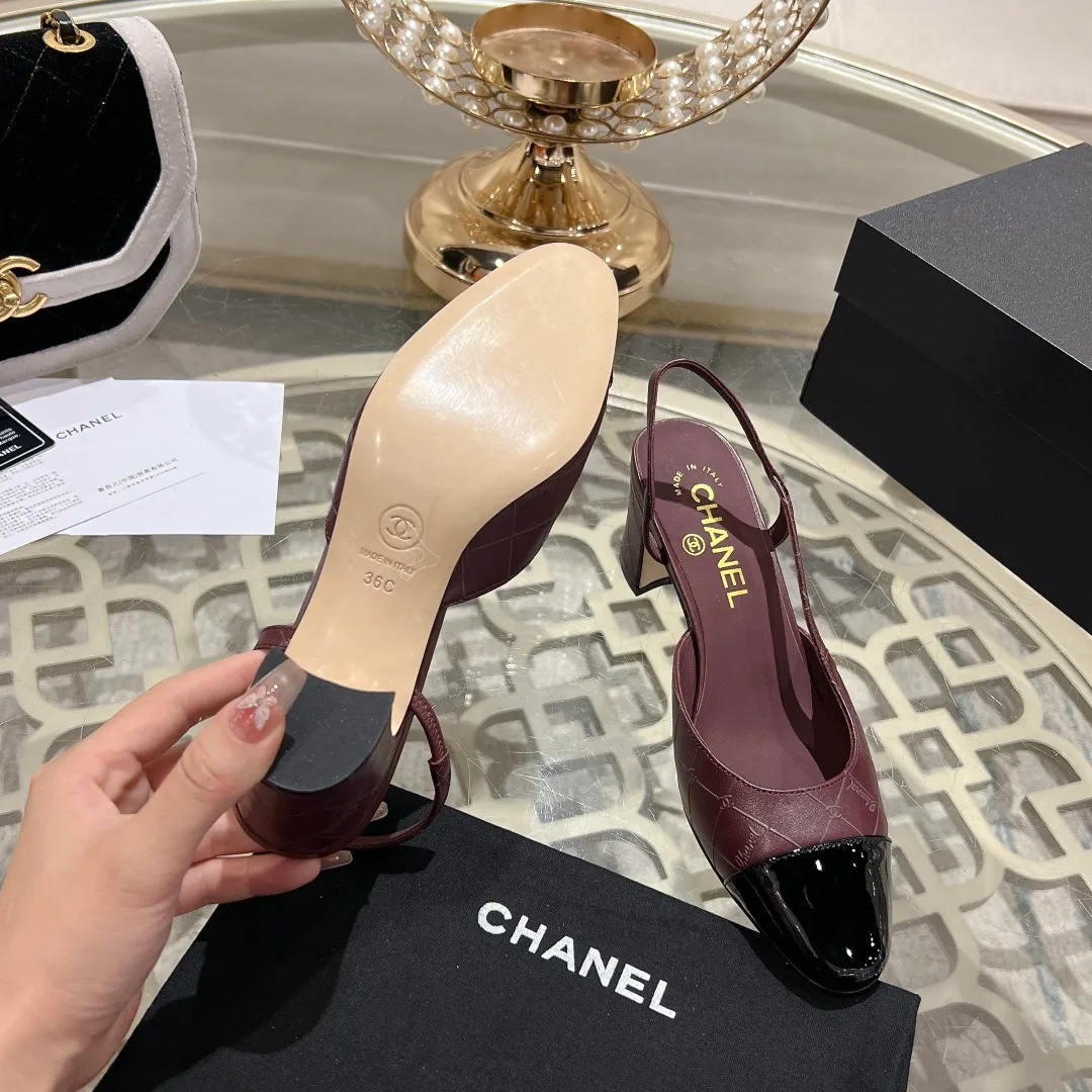 👟👟Ex-factory price 540👟👟 CHANEL Xiangjia 24vs spring and summer new fashion sandals series... Chanel is a very comprehensive noble fashion lifestyle brand. The same models are sold by major fashion bloggers and celebrities in Hong Kong, the United States, and other countries. They are simply beautiful. I fall in love with elegance and the playful sense of the future. I want to own them right away just by looking at them. But you can really think about a pair of exquisite high heels. This series is specially designed for extraordinary and indifferent ladies to create a unique overall effect. CHANEL designs products that inspire women to move forward and highlight their charm... 1️⃣Material: Original customized patent leather + imported sheepskin 2️⃣Inner lining: Original customized imported sheepskin 3️⃣Feet: Original customized imported sheepskin 4️⃣Outsole: Genuine leather sole imported from Italy 5️⃣Heel height: 2.5cm/6.5cm/9cm 6️⃣Number: 34-43 (34.40.41.42.43 customization is not returnable) 7️⃣Packaging: The latest and exquisite full set of packaging at the counter